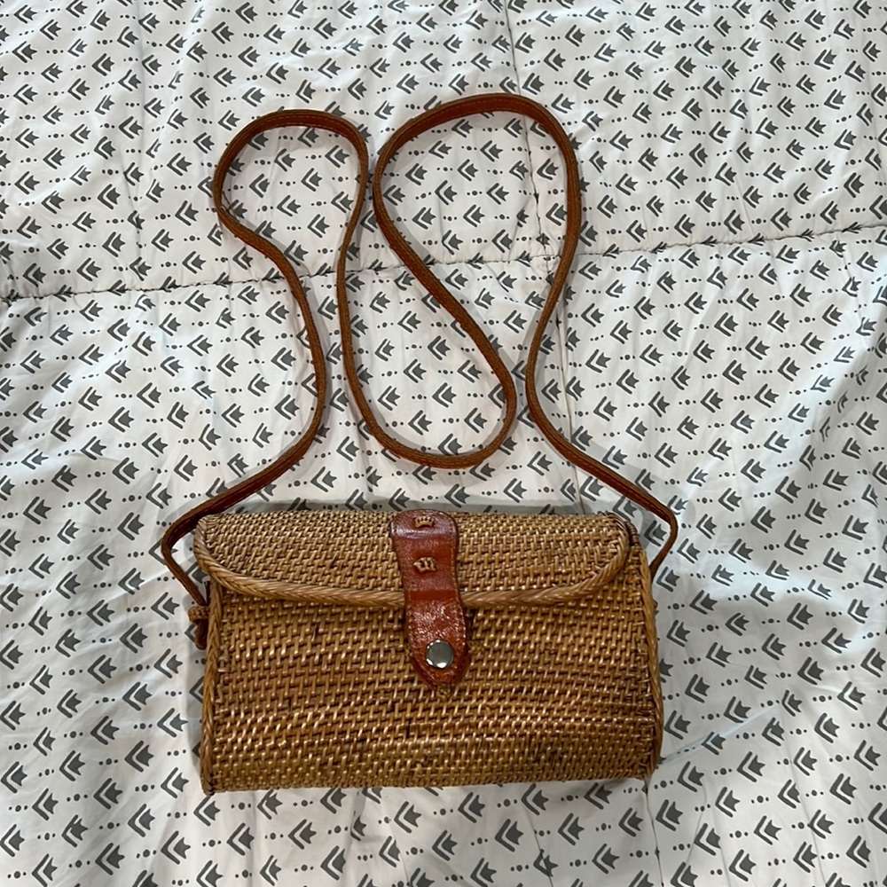 Tan straw crossbody
